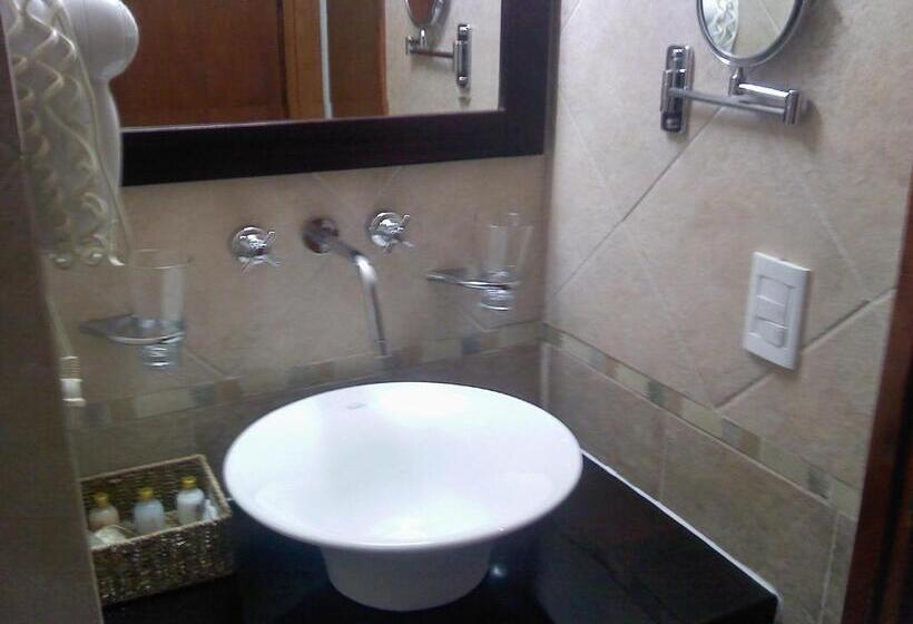 חדר סטנדרט לארבעה, Ayres Del Este