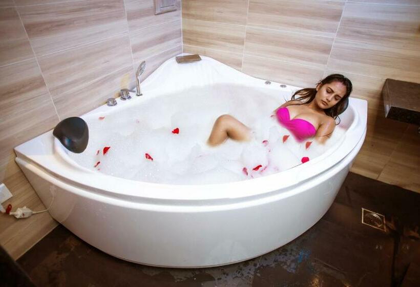 سوییت اجرایی, Arushi Boutique