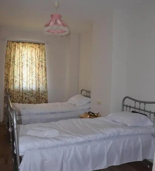 اتاق لوکس, Mebo House