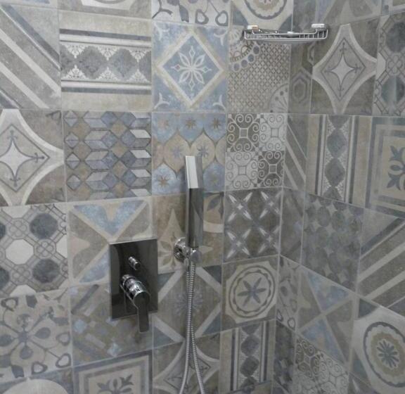 Standard room with outdoor bath, La Vignana   5 Terre