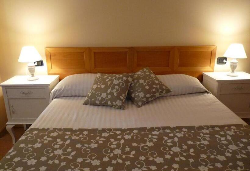 Standard room with outdoor bath, La Vignana   5 Terre