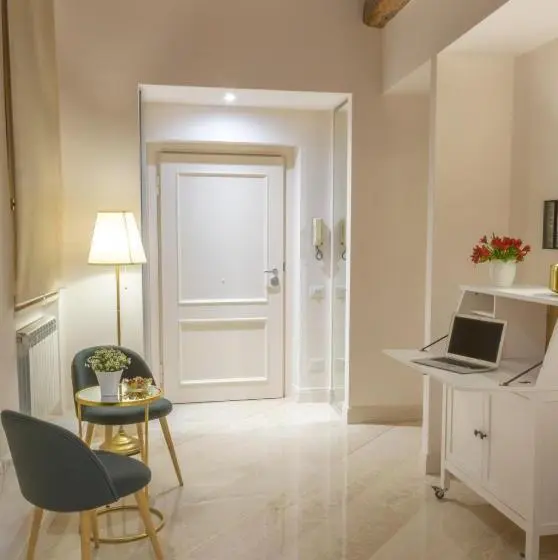 اتاق لوکس سه تخته, I Fiori De' Mario Suites