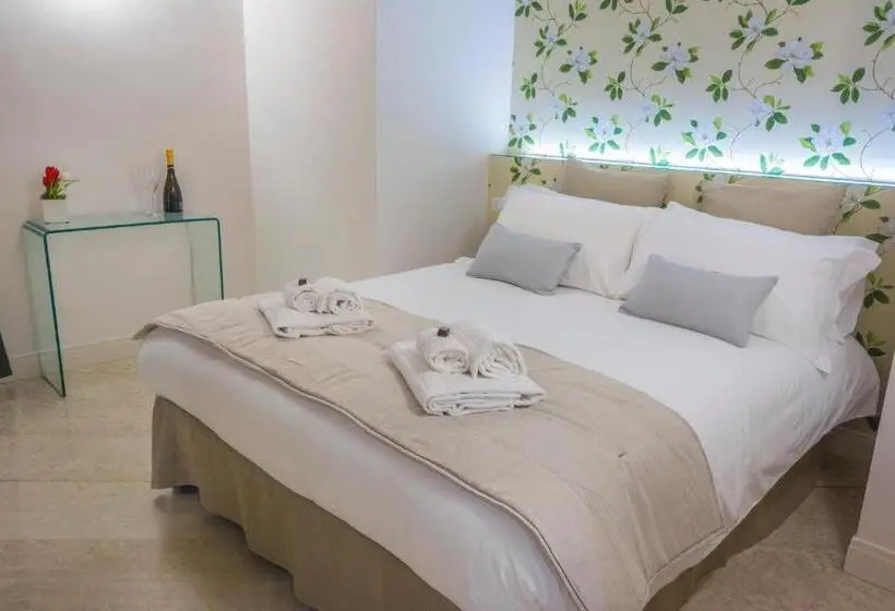 اتاق لوکس سه تخته, I Fiori De' Mario Suites