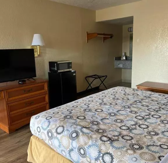 キングサイズベッドのスタンダードルーム, Hole Inn The Wall Hotel   Fort Walton Beach   Sunset Plaza   Nearby Beaches & Hurlburt