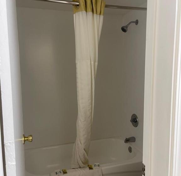 غرفة قياسية سرير كينج, Hole Inn The Wall Hotel   Fort Walton Beach   Sunset Plaza   Nearby Beaches & Hurlburt