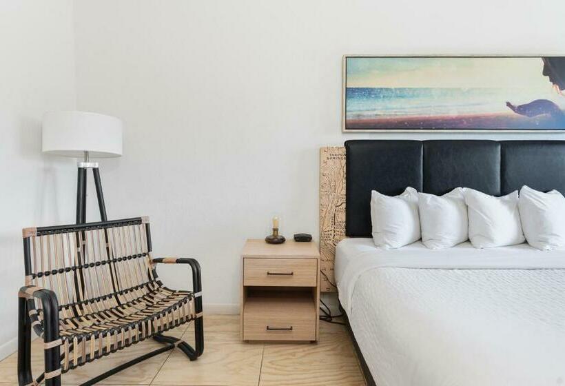 غرفة قياسية مطلّة علي حمام السباحة, Postcard Inn On The Beach