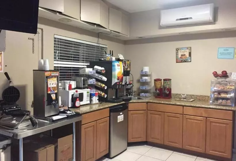 اتاق استاندارد با تخت بزرگ, Townhouse Inn And Suites