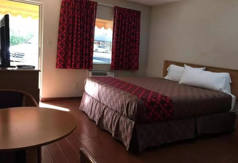 اتاق استاندارد با تخت بزرگ, Townhouse Inn And Suites