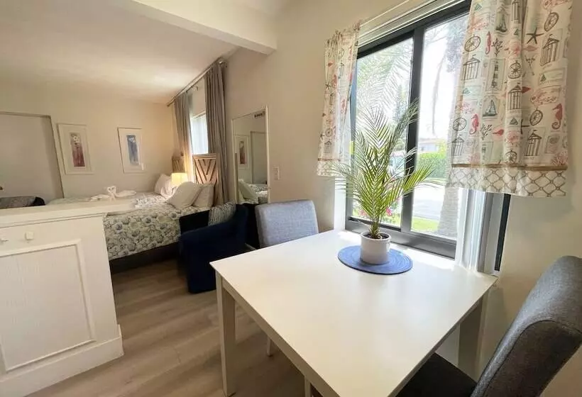 スタンダードスタジオ, Tropic Isle Beach Resort