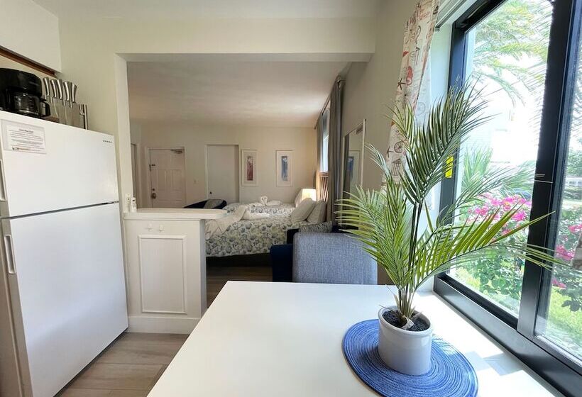 إستوديو قياسى, Tropic Isle Beach Resort