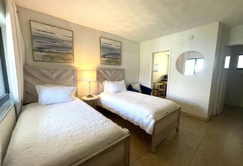스탠다드 스튜디오, Tropic Isle Beach Resort