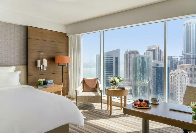 带大床的豪华间, Pullman Doha West Bay