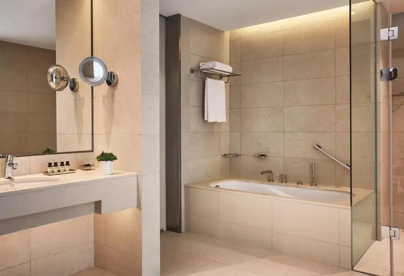 اتاق اجرایی با تخت بزرگ, Pullman Doha West Bay