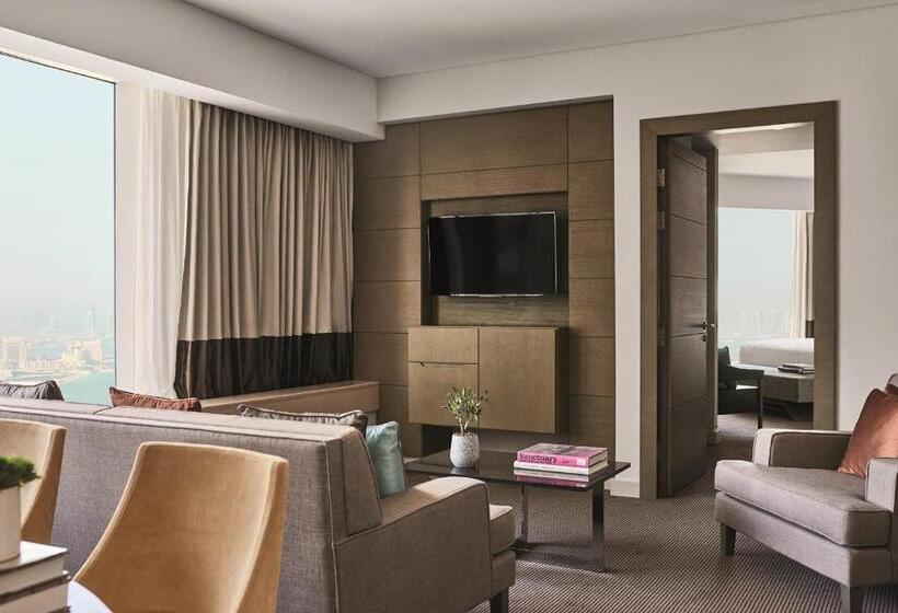 带双人大床的行政管理套房, Pullman Doha West Bay
