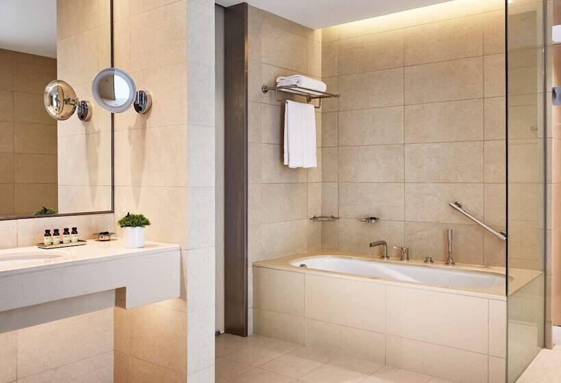 带大床的豪华间, Pullman Doha West Bay