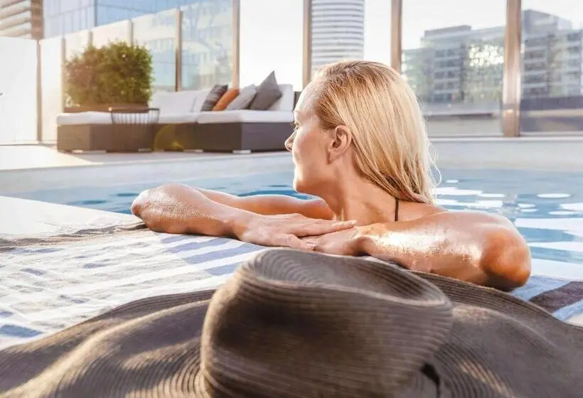 اتاق اجرایی با تخت بزرگ, Pullman Doha West Bay