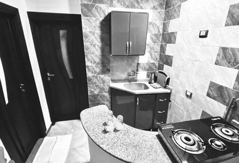 اتاق اجرایی سه نفره, Thecastle