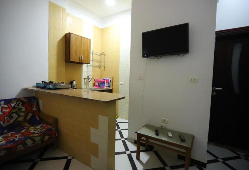 اتاق اجرایی سه نفره, Thecastle