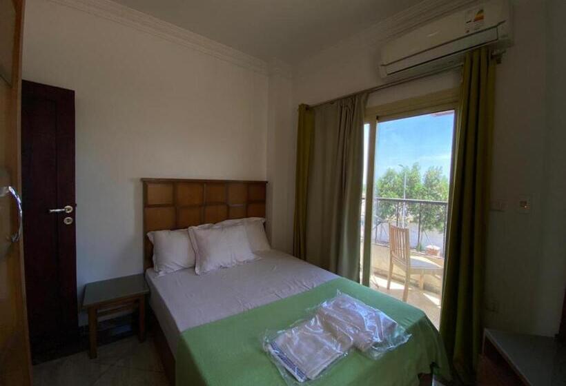 اتاق اجرایی, Thecastle