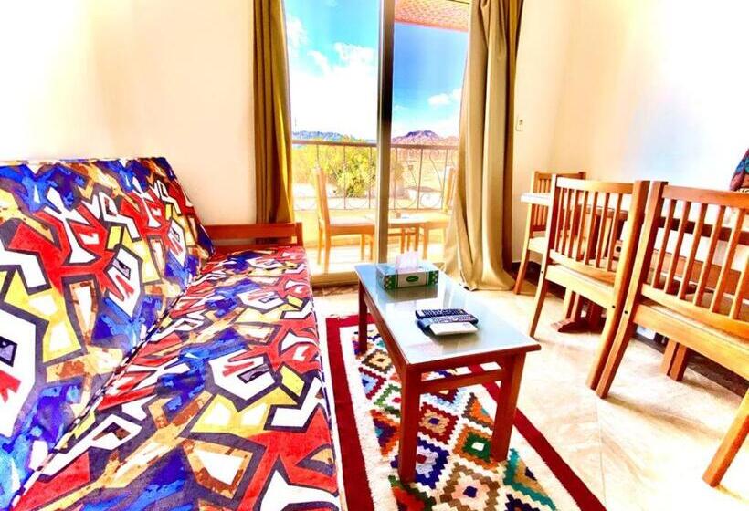 اتاق اجرایی سه نفره, Thecastle