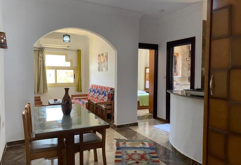 اتاق اجرایی سه نفره, Thecastle