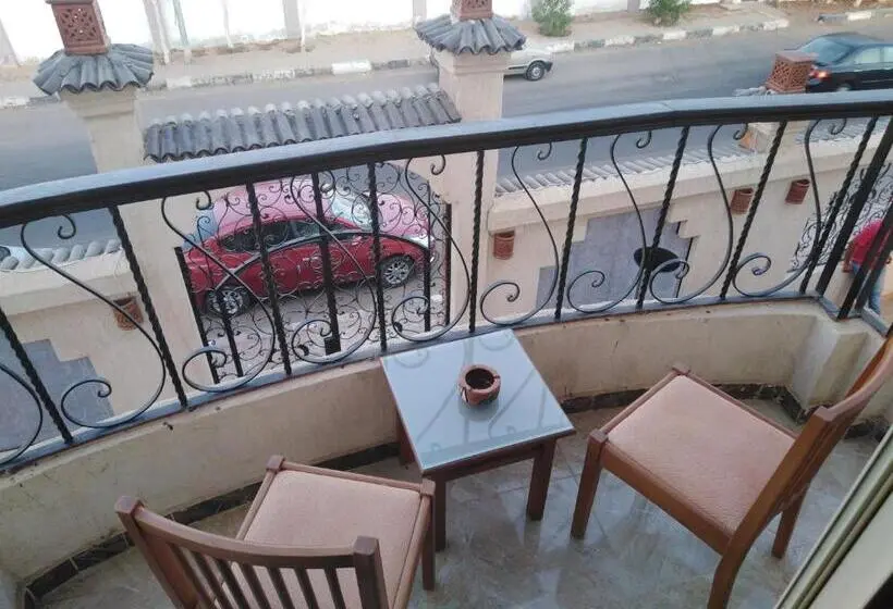اتاق اجرایی سه نفره, Thecastle