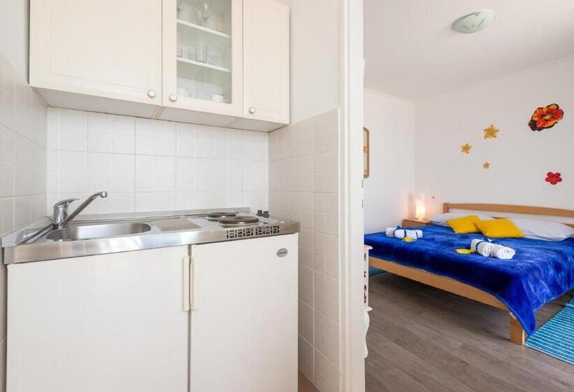 オーシャンビューのテラス付１ベッドルームアパート, Apartments And Room Lora