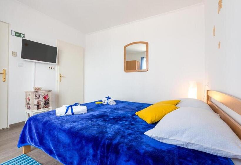 オーシャンビューのテラス付１ベッドルームアパート, Apartments And Room Lora