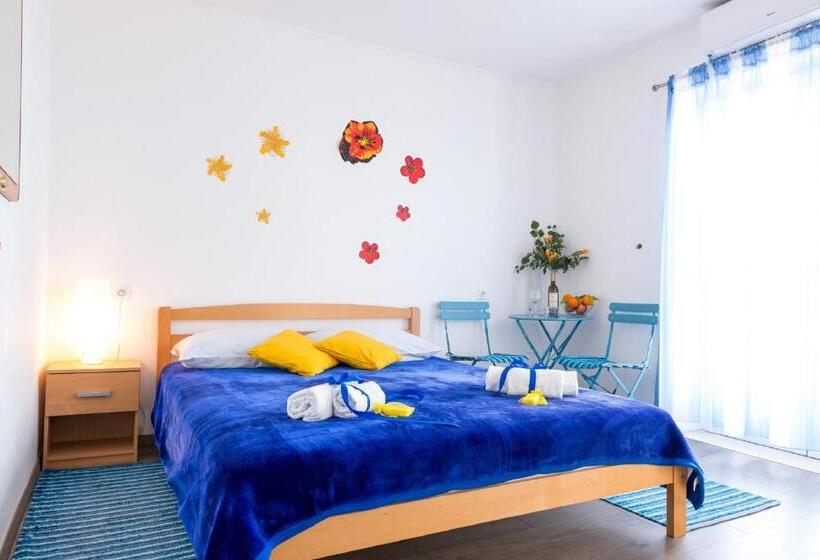 شقة غرفة نوم واحدة مزودة بتراس مطلة على البحر, Apartments And Room Lora