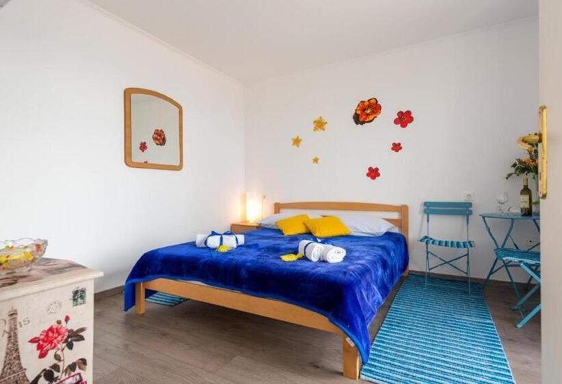 شقة غرفة نوم واحدة مزودة بتراس مطلة على البحر, Apartments And Room Lora