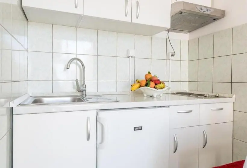 آپارتمان 1 خوابه با تراس, Apartments And Room Lora