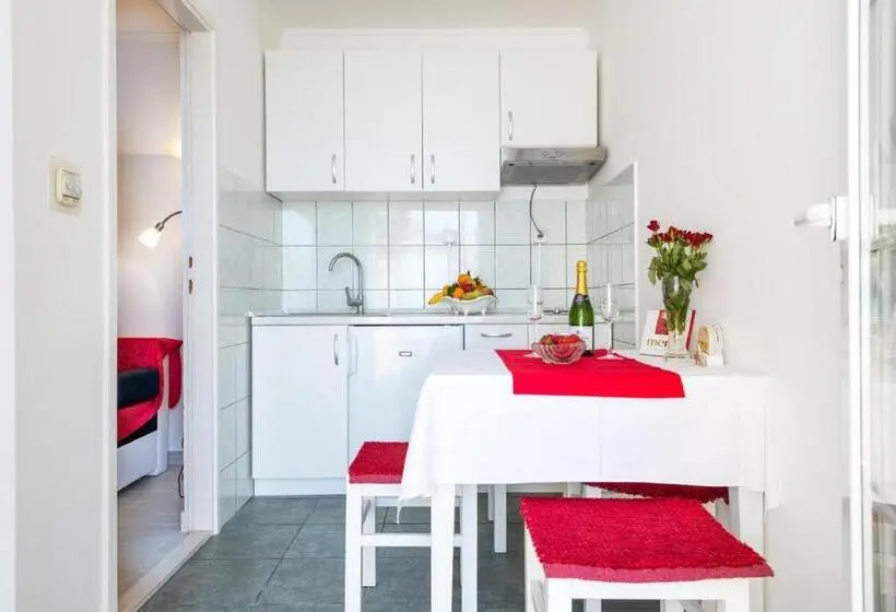 آپارتمان 1 خوابه با تراس, Apartments And Room Lora