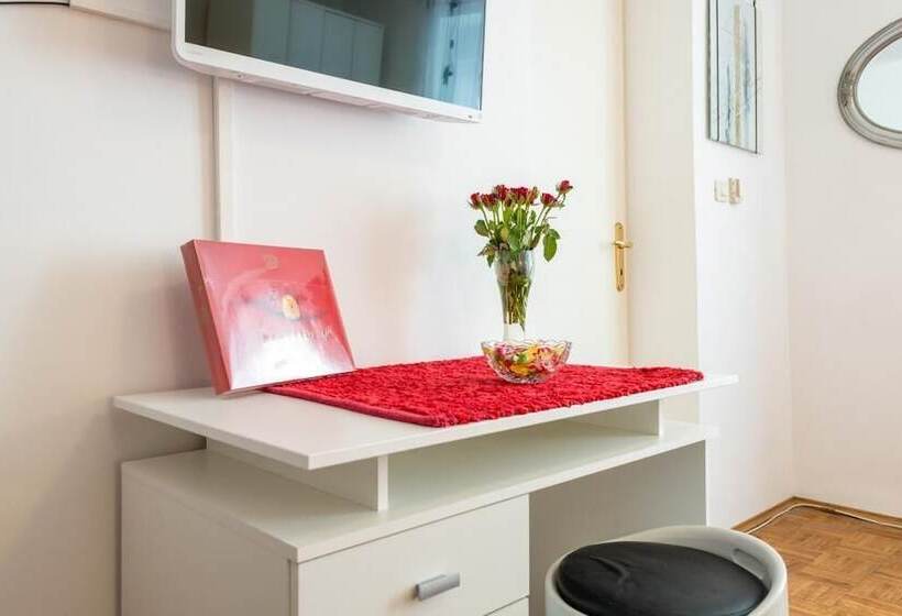 オーシャンビューのテラス付１ベッドルームアパート, Apartments And Room Lora