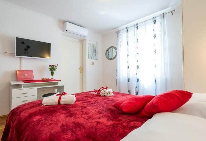 شقة غرفة نوم واحدة مزودة بتراس مطلة على البحر, Apartments And Room Lora
