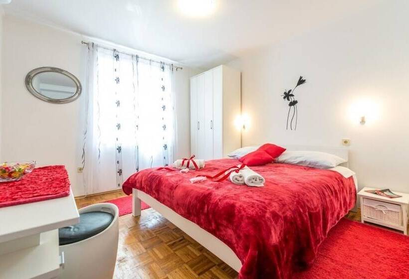 オーシャンビューのテラス付１ベッドルームアパート, Apartments And Room Lora