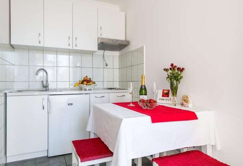 شقة غرفة نوم واحدة مزودة بتراس مطلة على البحر, Apartments And Room Lora