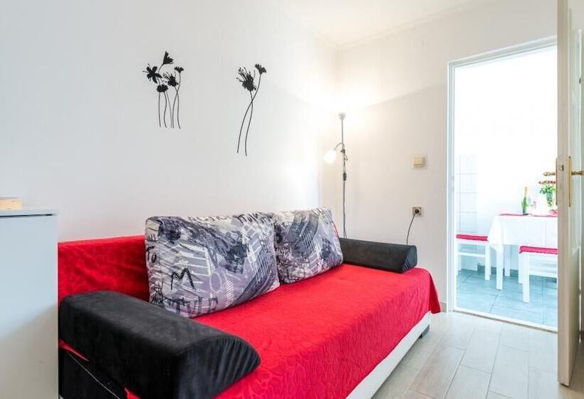 オーシャンビューのテラス付１ベッドルームアパート, Apartments And Room Lora