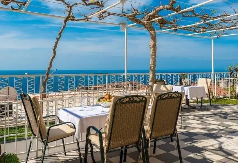 1 Bedroom Apartment with Terrace Sea View, Apartments And Room Lora