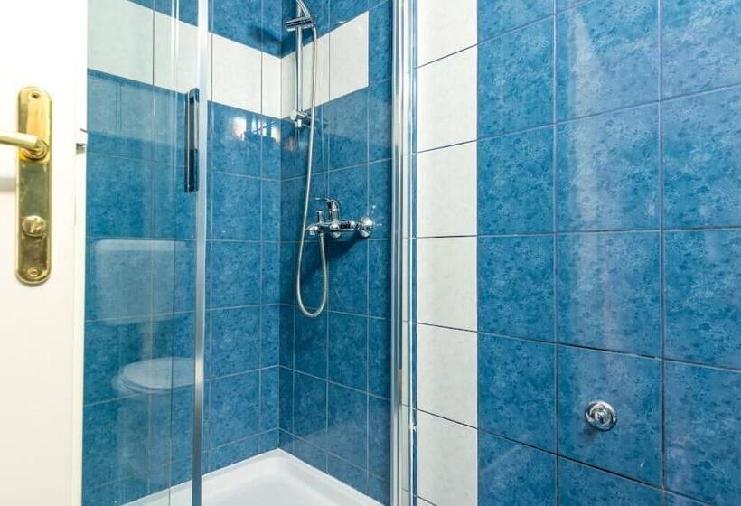 شقة غرفة نوم واحدة مزودة بتراس مطلة على البحر, Apartments And Room Lora