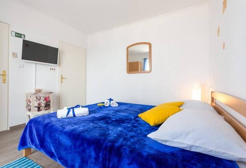 オーシャンビューのテラス付１ベッドルームアパート, Apartments And Room Lora