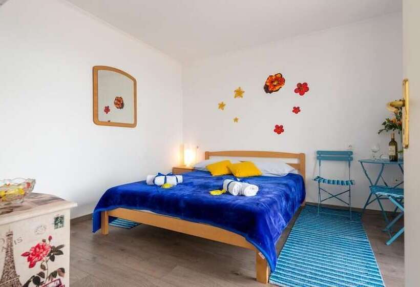 شقة غرفة نوم واحدة مزودة بتراس مطلة على البحر, Apartments And Room Lora
