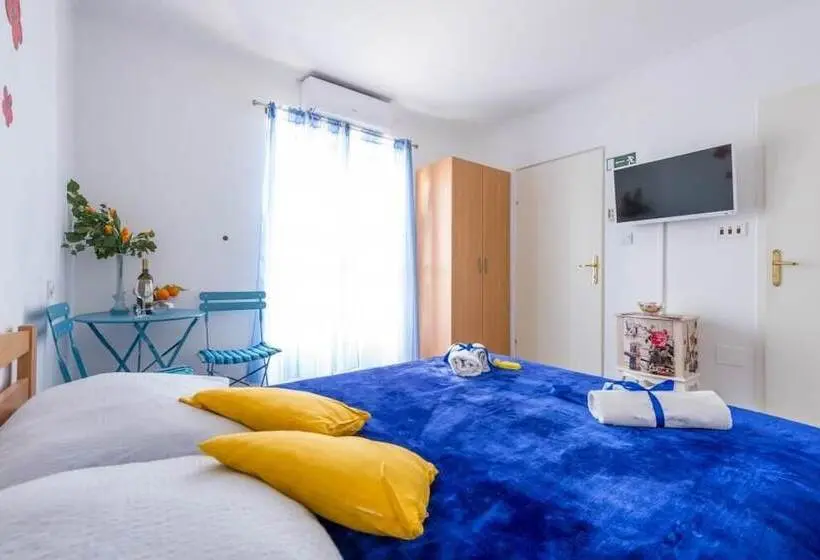 1 Bedroom Apartment with Terrace Sea View, Apartments And Room Lora