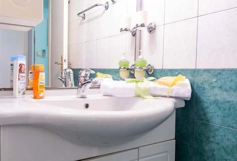 آپارتمان 2 خوابه با چشم‌انداز دریا, Apartments And Room Lora