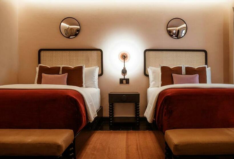 Quarto Estandar, Casa Hoyos
