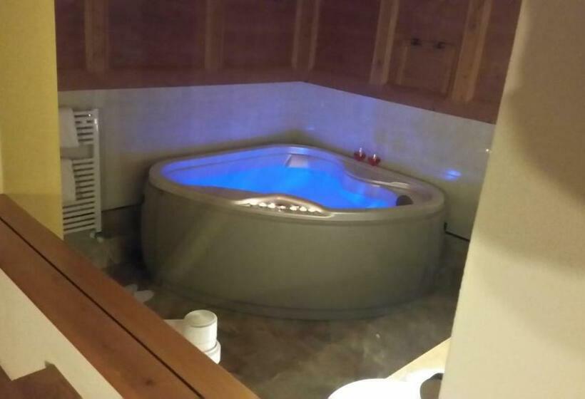 جناح مزود بجاكوزى, El Mondin