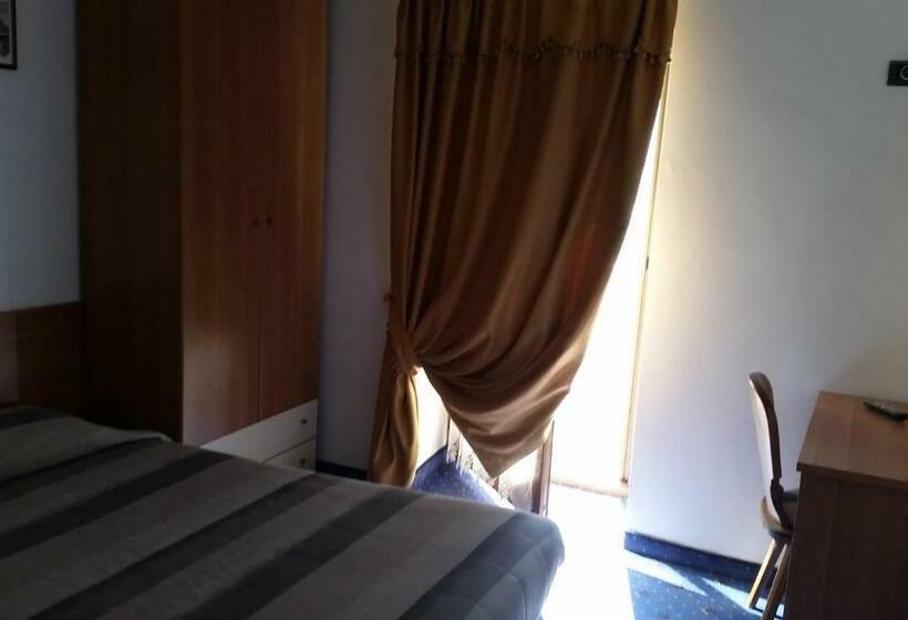 غرفة قياسية, El Mondin