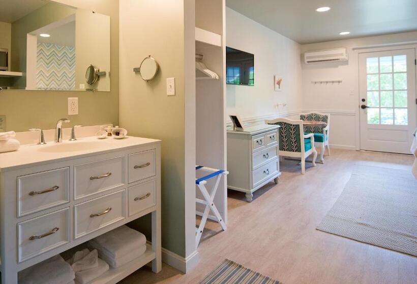 غرفة قياسية سرير ملكى, The Lodge On The Cove