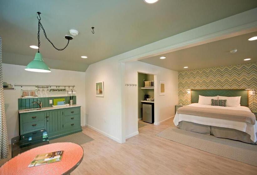 جناح ذو إطلالة, The Lodge On The Cove