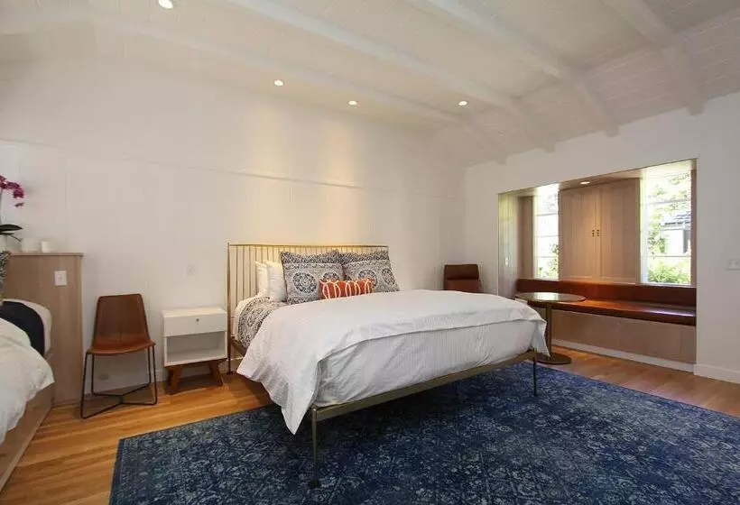 اتاق لوکس با تخت بزرگ, The Vagabond S House Boutique Inn