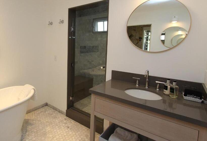 带大床的豪华间, The Vagabond S House Boutique Inn